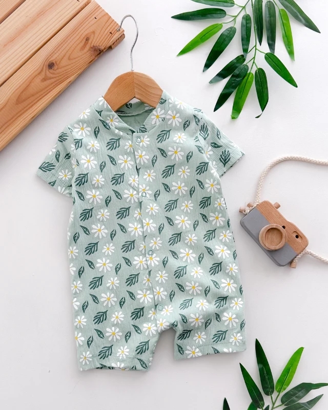 Beyaz papatyalar desen boydan çıtçıtlı şortlu yazlık tulum 