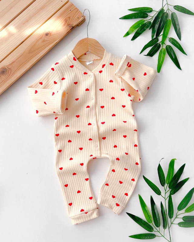 Minik kırmızı kalpler boydan çıtçıtlı fitilli kumaş mevsimlik tulum 