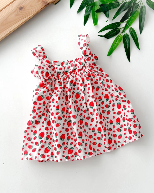 Çilek desen göğüsten büzgülü askılı yazlık bebe elbise 