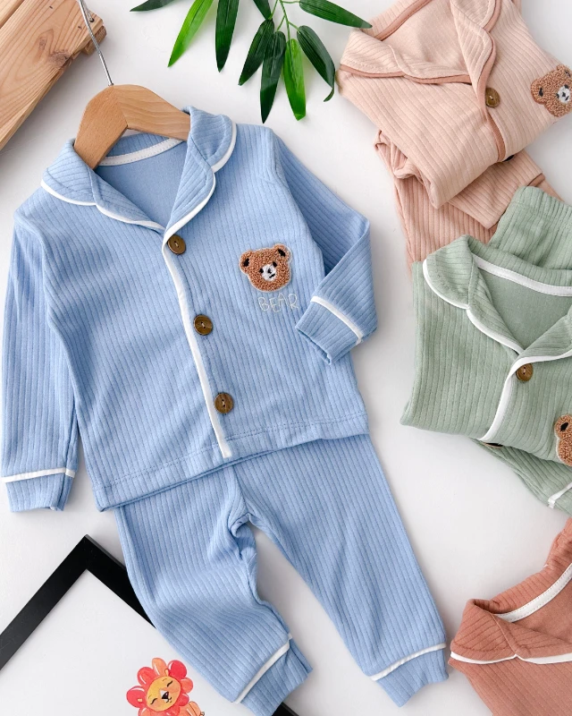 Bear punch işlemeli bebe yaka yandan ahşap düğmeli fitilli kumaş mevsimlik 2 parça pijama takımı 