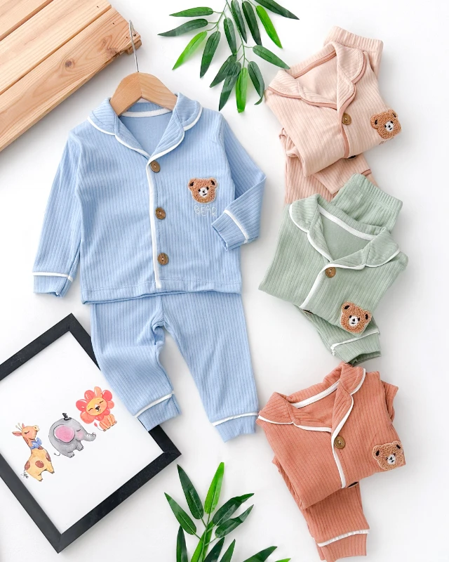 Bear punch işlemeli bebe yaka yandan ahşap düğmeli fitilli kumaş mevsimlik 2 parça pijama takımı 