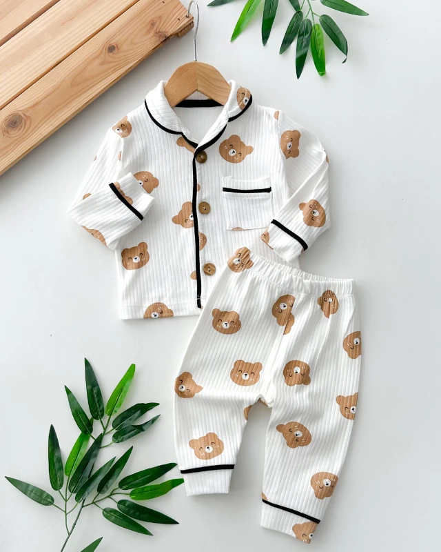 Gülümseyen ayıcık suratlar yandan ahşap düğmeli fitilli kumaş mevsimlik 2 parça pijama takımı