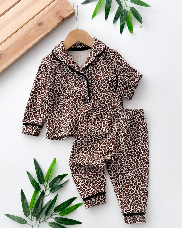 Leopar desen bebe yakalı yandan düğmeli mevsimlik 2 parça pijama takımı 