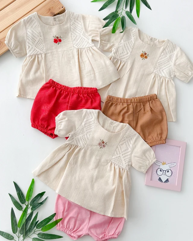 Minik çiçek nakışlı arkadan çıtçıt detay bluzlü şortlu yazlık 2 parça set 