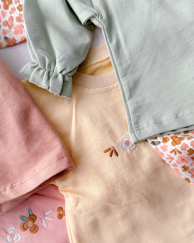 Sıra çiçekler omuzdan dantel ve çıtçıt detaylı mevsimlik 2 parça takım