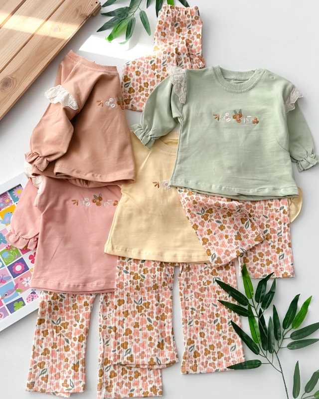 Sıra çiçekler omuzdan dantel ve çıtçıt detaylı mevsimlik 2 parça takım