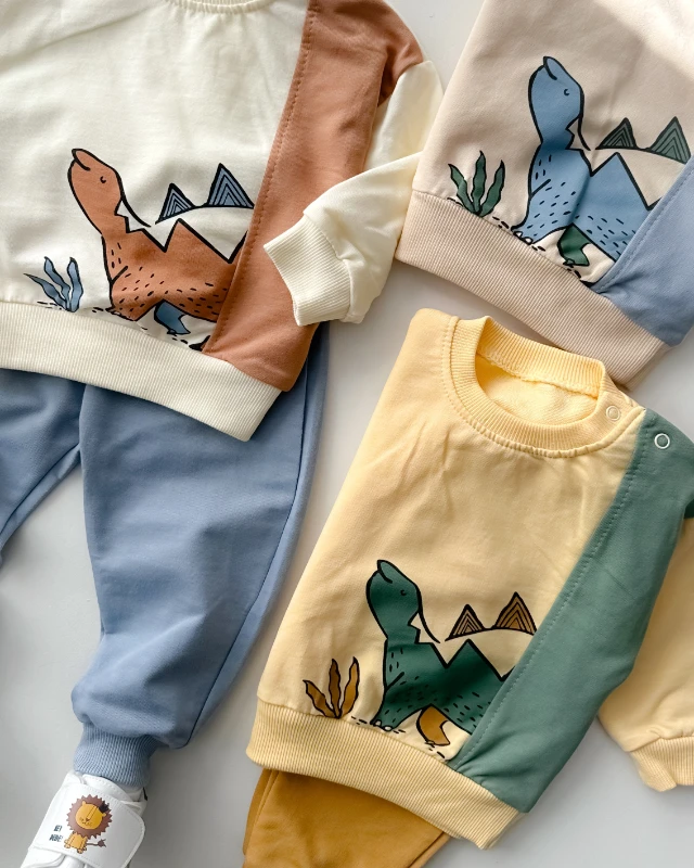 Yürüyen dinosaur baskılı yandan renkli şerit detaylı mevsimlik 2 parça takım