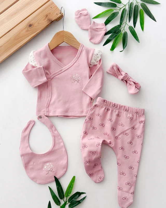 Kurdeleli demet çiçek nakışlı omzu dantelli yandan çıtçıtlı mevsimlik yenidoğan 5 parça hastane çıkışı