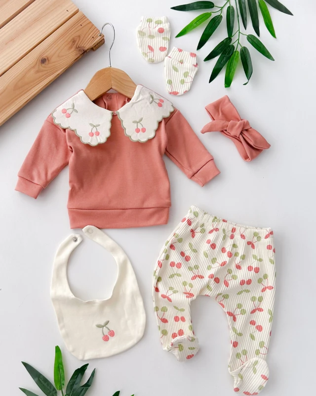 Yakası minik kiraz işlemeli arkadan çıtçıtlı altı kiraz desenli mevsimlik yenidoğan 5 parça hastane çıkışı