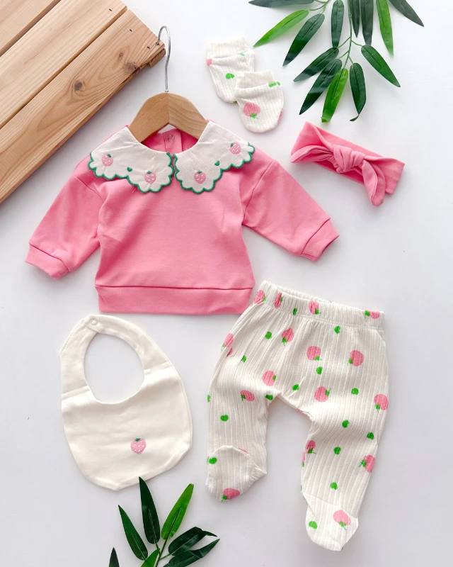 Yakasında minik çilekler işlemeli arkadan çıtçıtlı mevsimlik yenidoğan 5 parça hastane çıkış seti