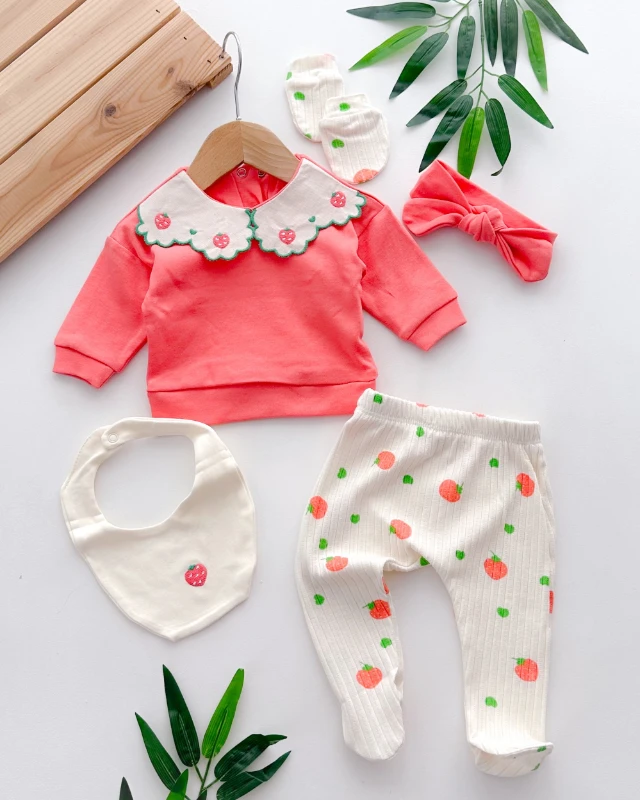 Yakasında minik çilekler işlemeli arkadan çıtçıtlı mevsimlik yenidoğan 5 parça hastane çıkış seti