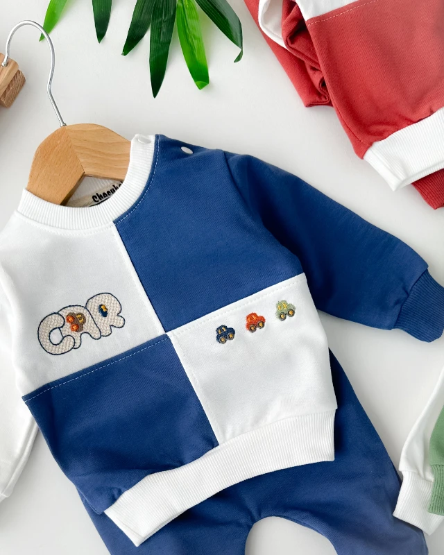 Kare bölmeli renkli arabalar nakışlı omuzdan çıtçıtlı mevsimlik kumaş 2 parça takım