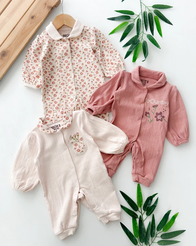 Cepten çıkan üç çiçek detaylı boydan çıtçıtlı mevsimlik 3lü tulum set