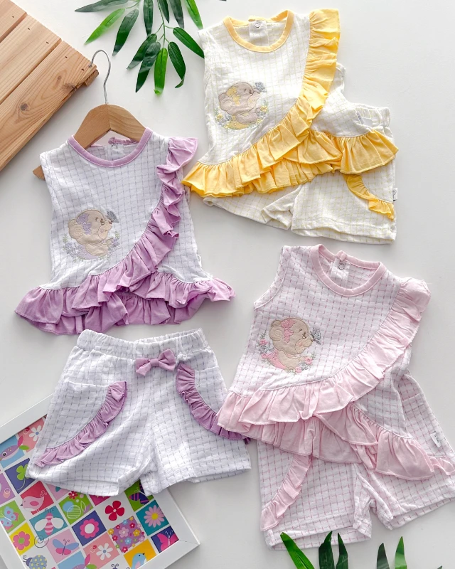 Çiçek bahçesinde ayıcık nakışlı fırfır detaylı kalın askılı şortlu yazlık 2 parça takım