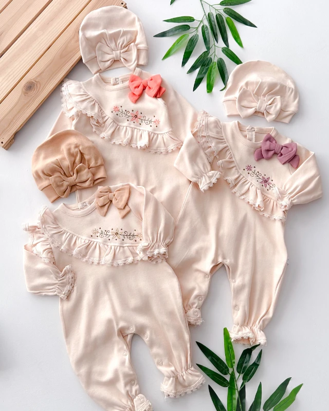 Omuzda fiyonk yakası fırfır detaylı boneli alttan çıtçıtlı mevsimlik tulum