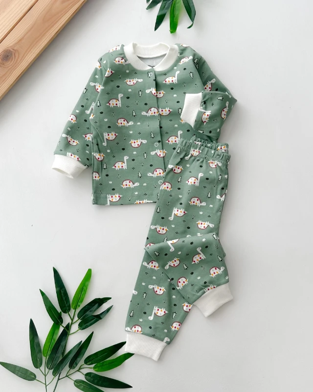 Ormanda gezen dino desenli önden çıtçıtlı mevsimlik 2 parça pijama takım