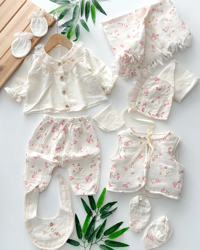 Kibar güller nakışlı yelekli muslin yenidoğan 10 parça set