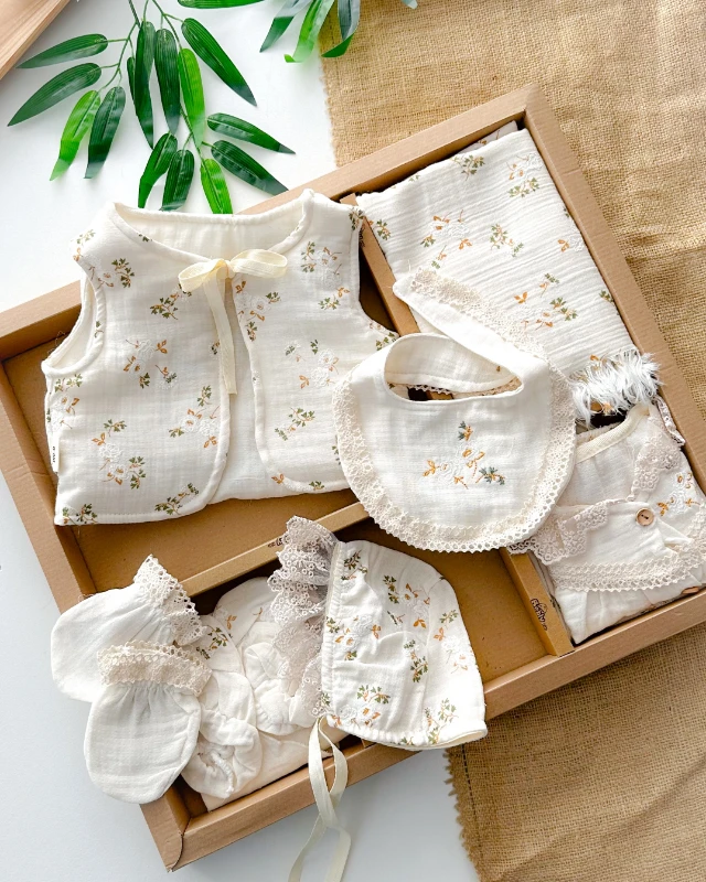 Kibar güller nakışlı yelekli muslin yenidoğan 10 parça set