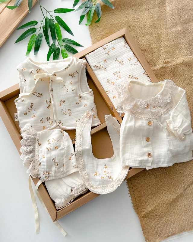 Kibar güller nakışlı yelekli muslin yenidoğan 10 parça set