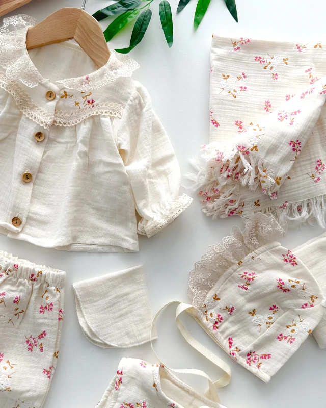 Kibar güller nakışlı yelekli muslin yenidoğan 10 parça set