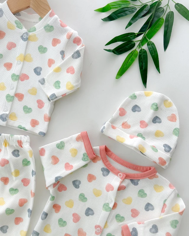 Renkli sevimli kalpler boydan çıtçıtlı mevsimlik 4 parça takım