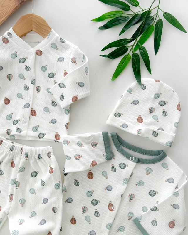 Uçan yeşil balonlar baskılı boydan çıtçıtlı 4 parça takım