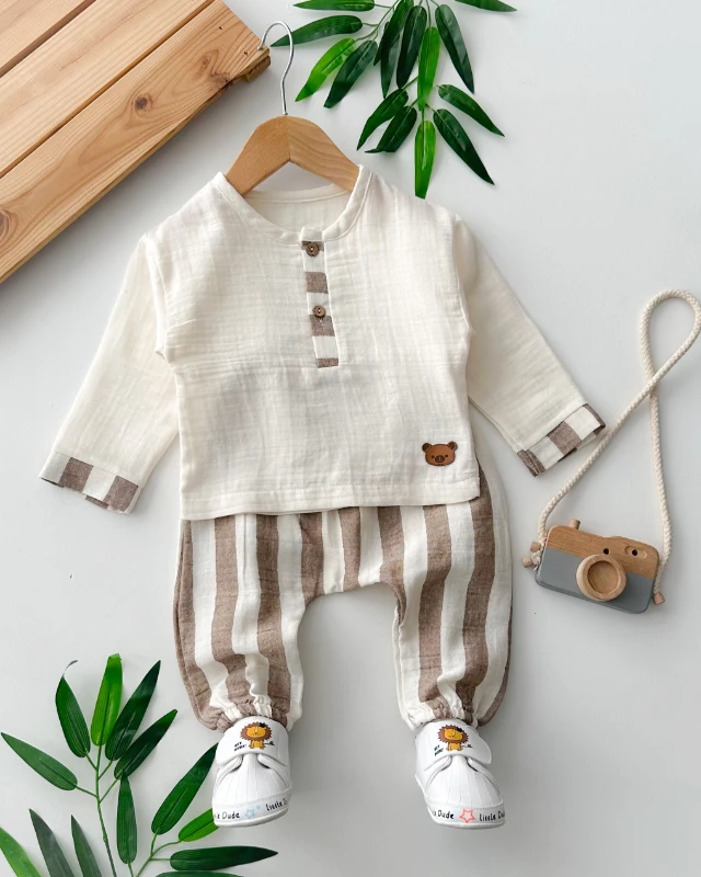 Şirin ayıcık deri arma detaylı ahşap düğmeli muslin 2 parça takım