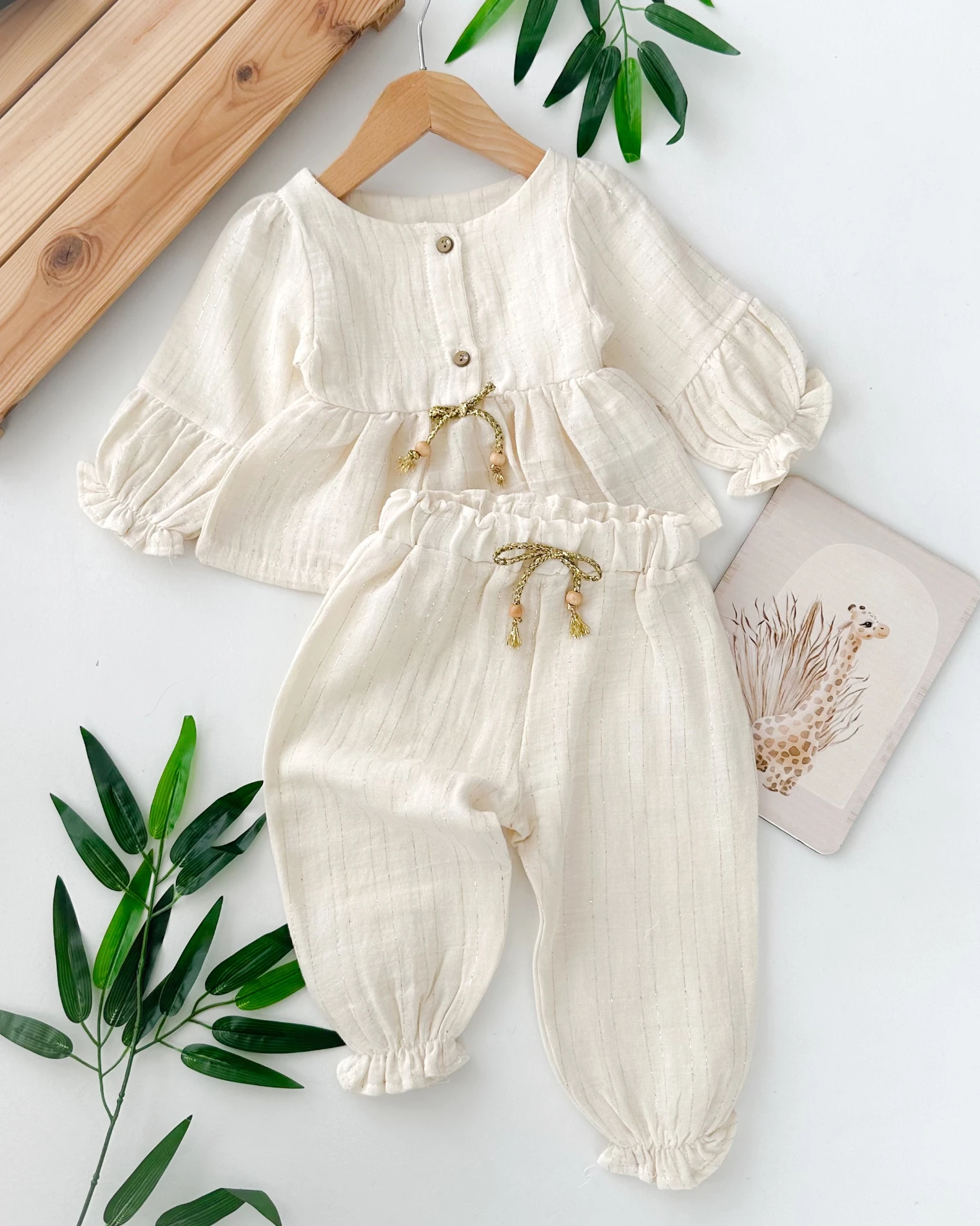 Simli dikey şeritler robadan fırfır kolları ve paçaları büzgülü 2 parça muslin takım