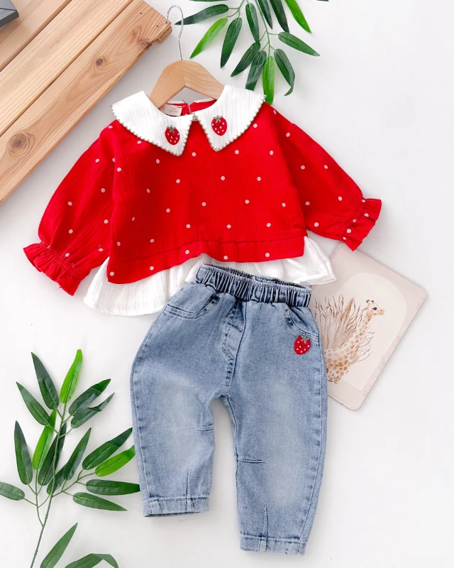 Yakasında çilek nakışlı puantiye detaylı kot pantolonlu 2 parça takım