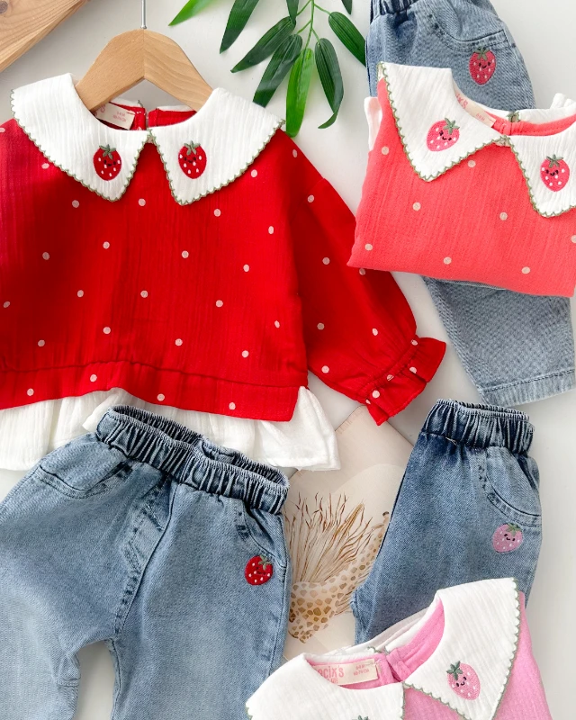 Yakasında çilek nakışlı puantiye detaylı kot pantolonlu 2 parça takım