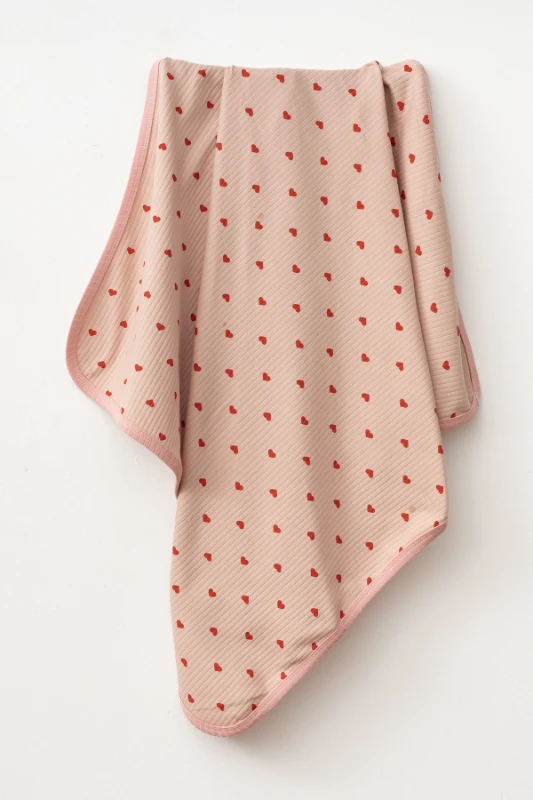 Küçük kırmızı kalpler kenarları biye detay tek kat penye bebe battaniye (80*90)
