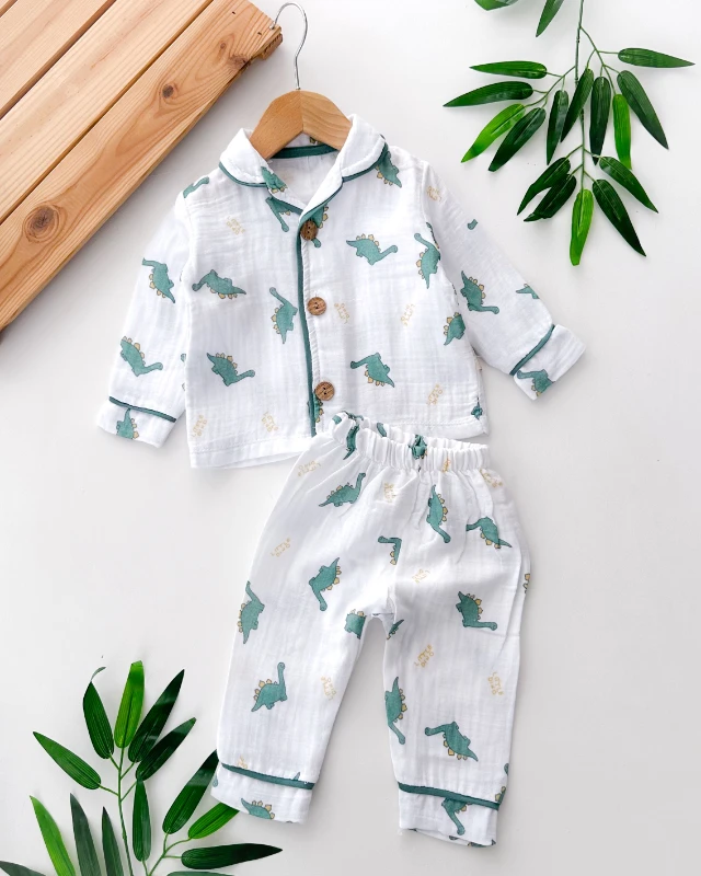 Little dino baskılı ahşap düğme detaylı muslin 2 parça pijama takımı