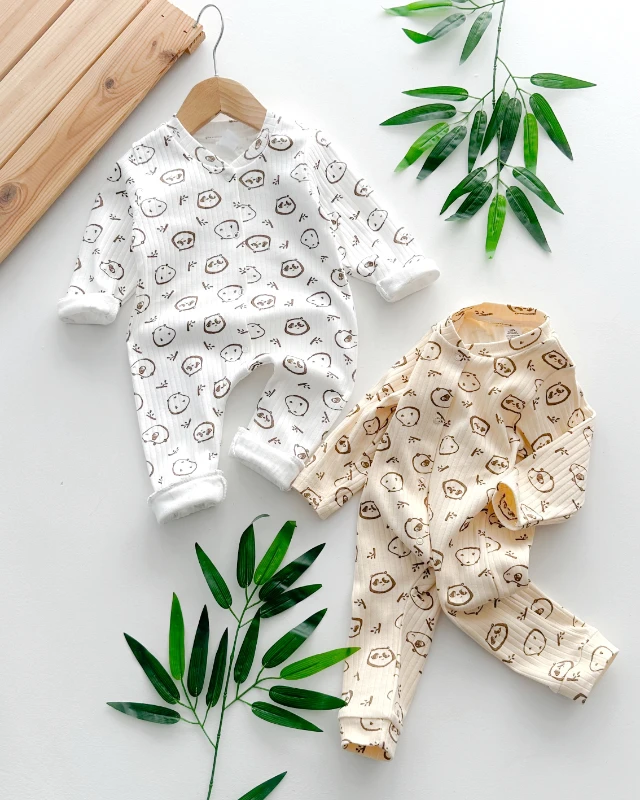 Panda surat ve bambu dalları boydan çıtçıtlı mevsimlik tulum