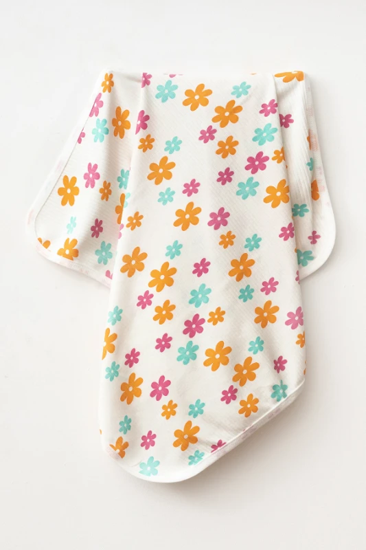 Renkli bahar çiçekler desen kenarları biye detay tek kat penye bebe battaniye (80*90)