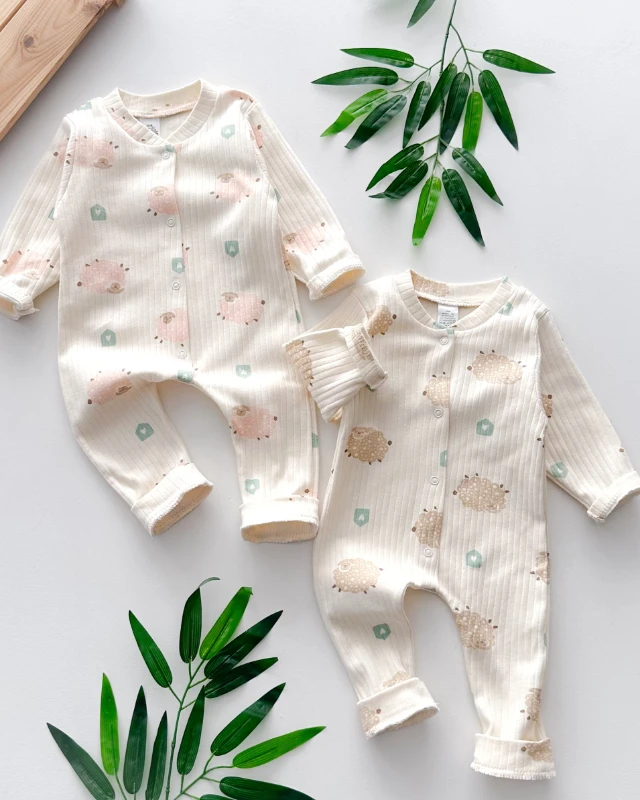 Sevimli kuzular boydan çıtçıtlı mevsimlik tulum