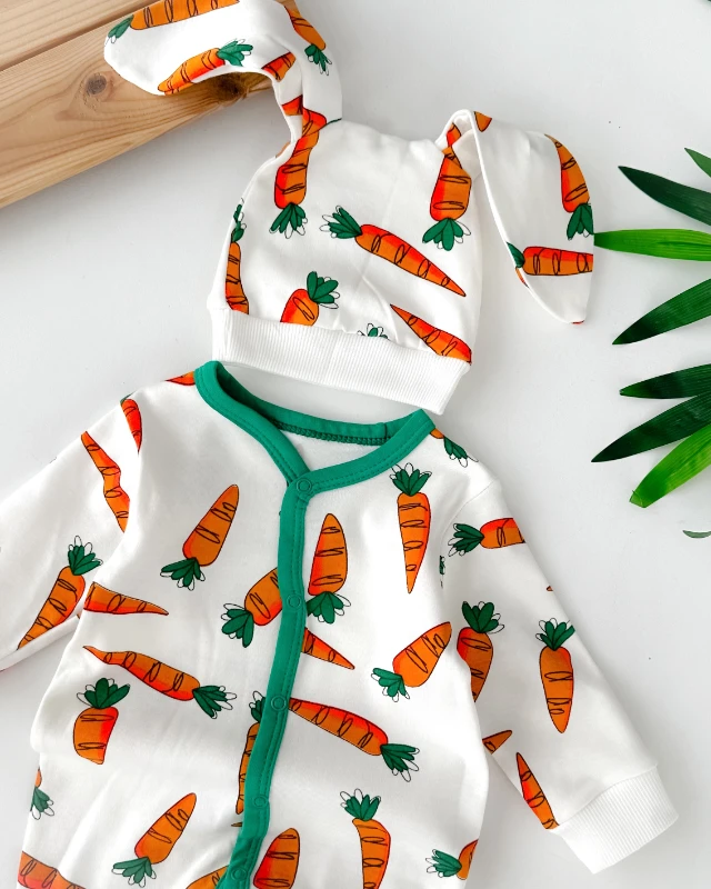 Büyük havuçlar baskılı uzun kulak şapkalı boydan çıtçıtlı mevsimlik 2 parça tulum set 