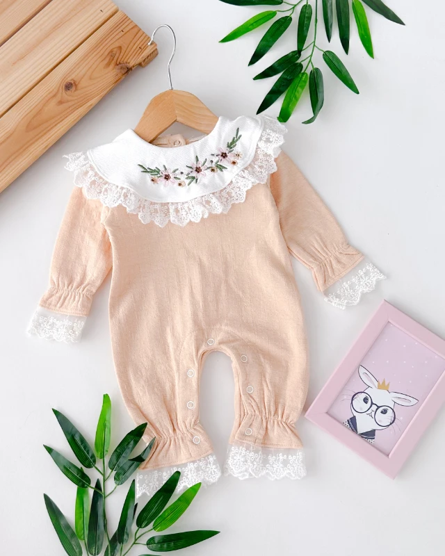 Çiçek dantel yakalı güpür detaylı arkadan ve alttan çıtçıtlı mevsimlik tulum