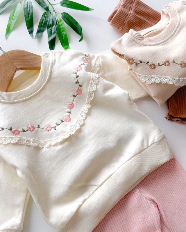 Çiçek nakış brodeli kolları tül detaylı omuzdan çıtçıt mevsimlik 2 parça takım