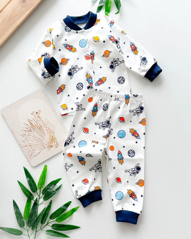 Uzayda minik astronot baskılı önden çıtçıtlı mevsimlik 2 parça pijama takımı