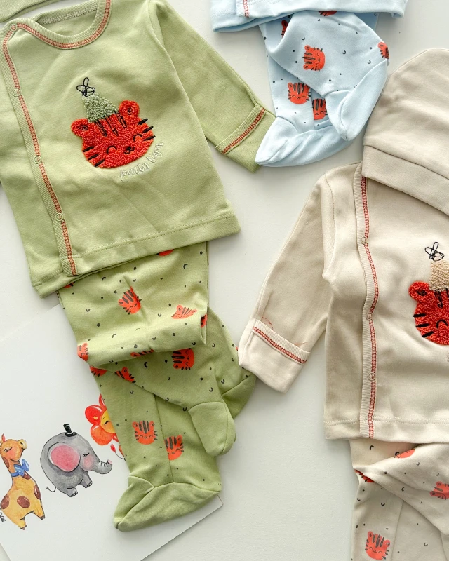 Şapkalı tiger nakışlı yandan çıtçıt kendinden eldivenli ayaklı mevsimlik 3 parça takım 