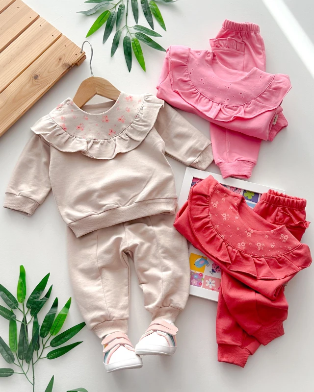 Yakasında zarif çiçekler baskılı fırfır detaylı omuzdan çıtçıt mevsimlik 2 parça takım