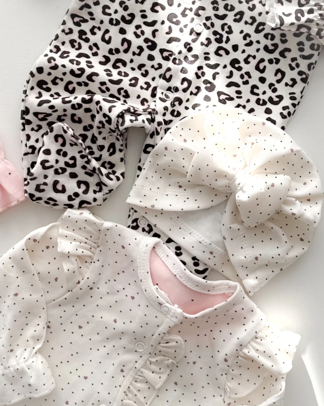 Leoparlı minik puantiyeli omuzları fırfır ayaklı şapkalı 3 parça tulum set