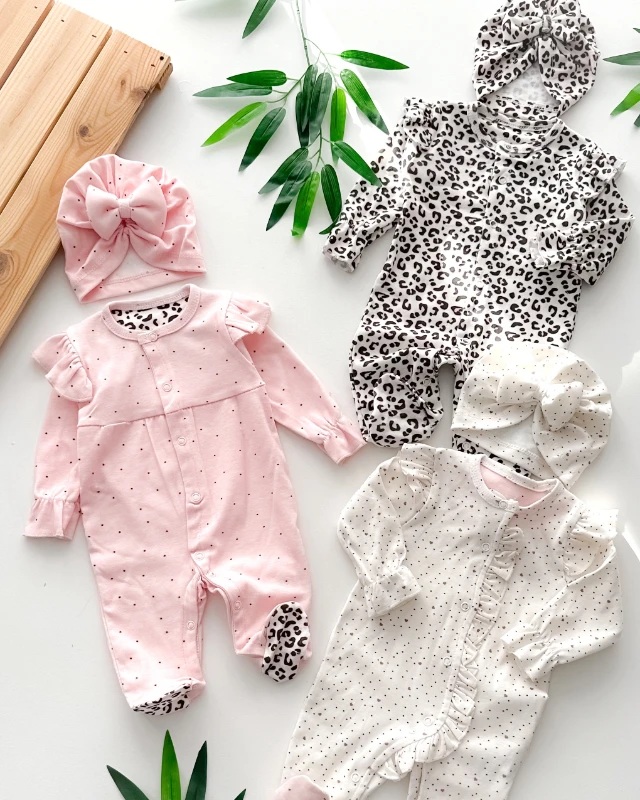 Leoparlı minik puantiyeli omuzları fırfır ayaklı şapkalı 3 parça tulum set