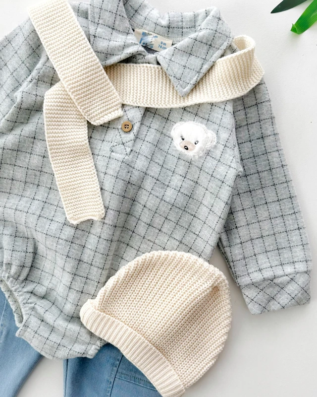 Bear kabartmalı ahşap düğmeli triko bere atkı hediyeli kot pantolonlu romper 4 parça takım