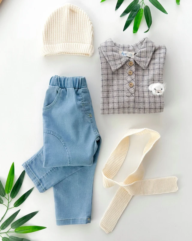 Bear kabartmalı ahşap düğmeli triko bere atkı hediyeli kot pantolonlu romper 4 parça takım