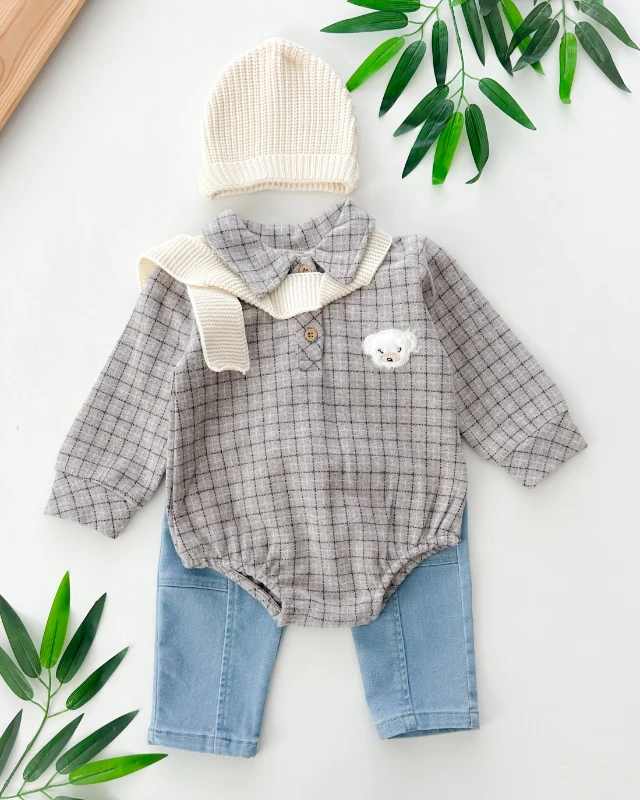 Bear kabartmalı ahşap düğmeli triko bere atkı hediyeli kot pantolonlu romper 4 parça takım