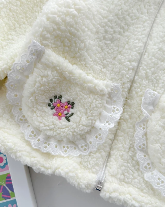 Cepte minik çiçekler nakış boydan fermuarlı güpür detay peluş hırka