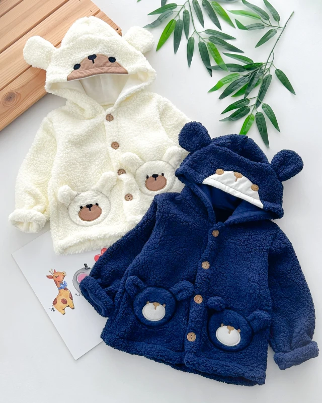 Kapüşon ve cepte bear suratlar detay önden düğme peluş hırka