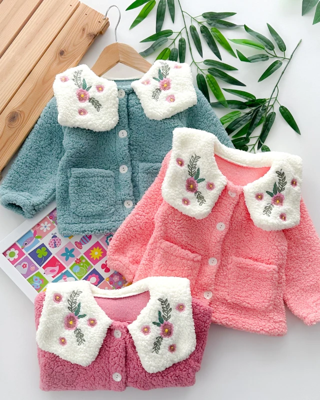 Kare yakada çiçek nakışlı cepli önden düğmeli peluş hırka