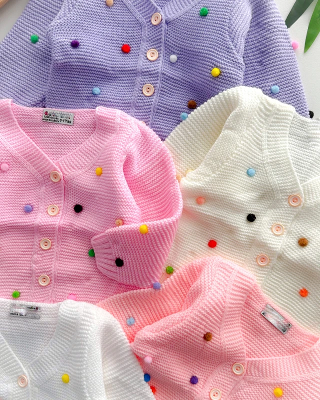 Minik ponpon kabartmalı önden düğmeli örme hırka 